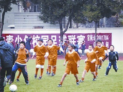 武汉校园足球联赛开启 试点小学引入足球课本
