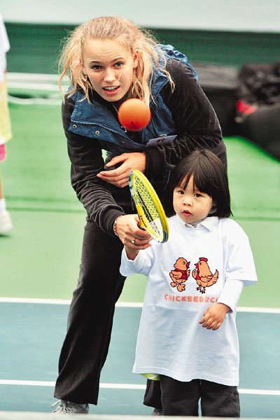 沃兹尼亚奇教打球没架子 美少女拒谈感情(图)