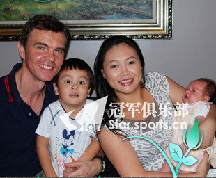 <em>陈露</em>全家福晒幸福 混血<em>女儿</em>可爱如小天使(图)_