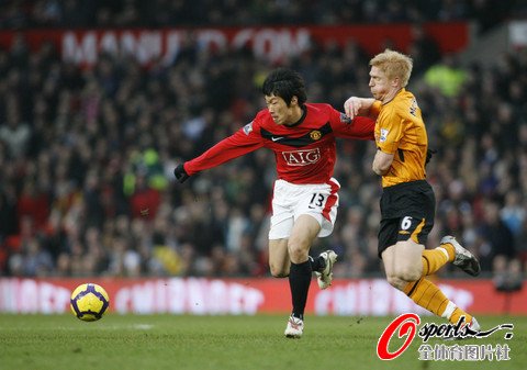 图文:曼联VS赫尔城 韩国核心奋力摆脱对手