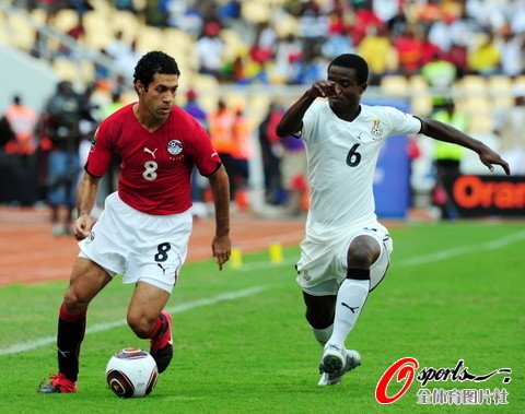 图文:非洲杯决赛加纳vs埃及 埃及队员突破