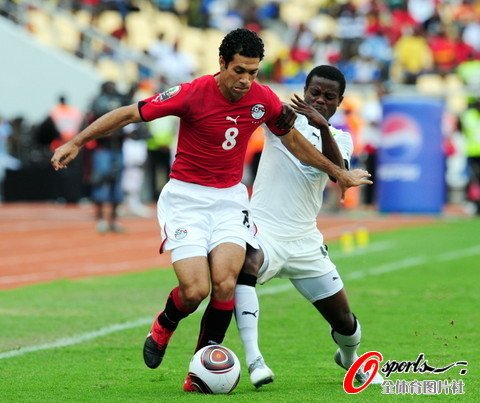 图文:非洲杯决赛加纳VS埃及 加纳队员防守
