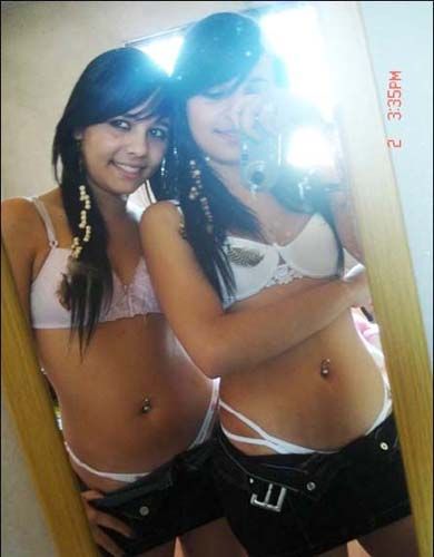 <em>双胞胎</em>尤物台球贴身诱惑 花游<em>美女</em>迷众人(组图