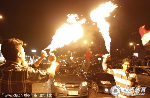 图文:埃及队非洲杯三连冠 球迷燃烧焰火