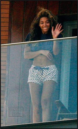 篮网老板娘素颜亮相 穿老公<em>内裤</em>睡眼惺忪(图)_