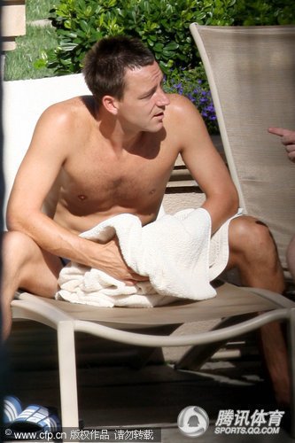 图文:蓝军队长球场外 脱衣秀 _体育_腾讯网