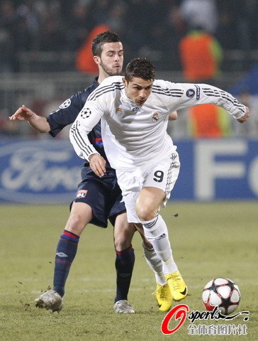 图文:里昂VS皇马 C罗也有趔趄时