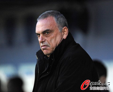 图文:朴茨茅斯1-2斯托克城 主帅神情很严峻