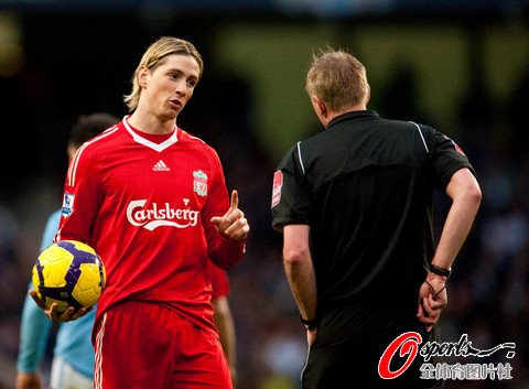 图文:曼城vs利物浦 托雷斯对裁判撅起小嘴