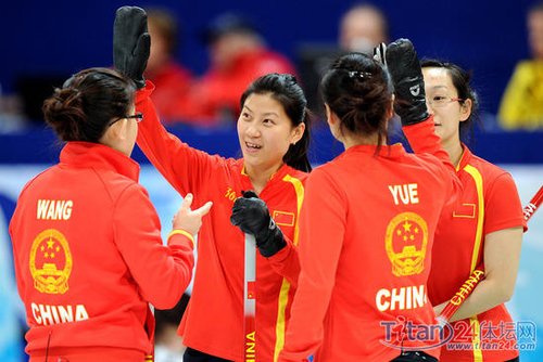 中国女子冰壶队员在比赛中-外媒 加拿大连胜被