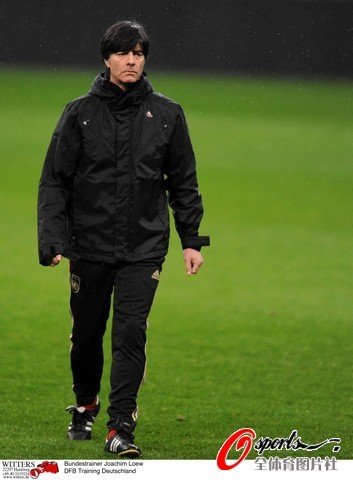 图文:德国阿根廷赛前最后训练 勒夫表情严肃