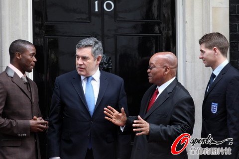 图文:南非总统拜访英国首相 杰拉德面带微笑