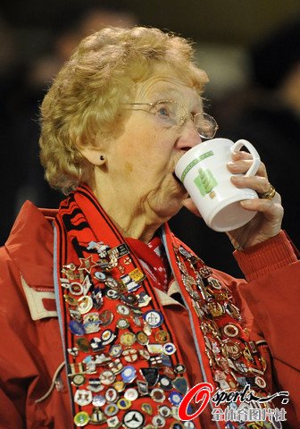 图文:英超伯恩利1-1斯托克城 资深荣誉球迷