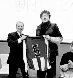申花拒不承认杜威转会绿城 派律师北上讨说法
