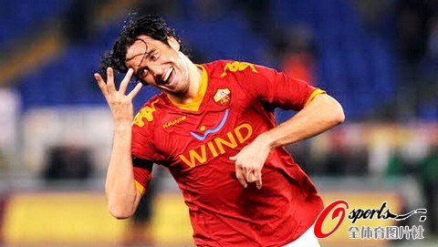 图文:罗马vs乌迪内斯 托尼经典动作庆祝进球_体育_腾讯网