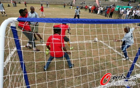 图文:南非儿童希望赛 男女老少同场竞技