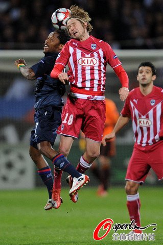 图文:里昂vs波尔多 普拉希尔奋力争顶