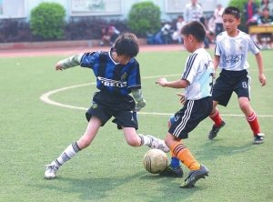 关注昆明校园足球 无手少年亮相校园球场