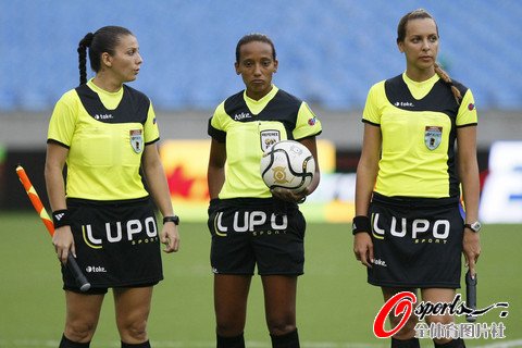 图文:巴甲弗鲁米嫩塞3-1<em>马卡</em> <em>女</em>裁判执法_体育