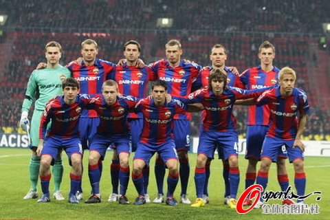 图文:中央陆军vs国米 赛前合影本田圭佑显眼