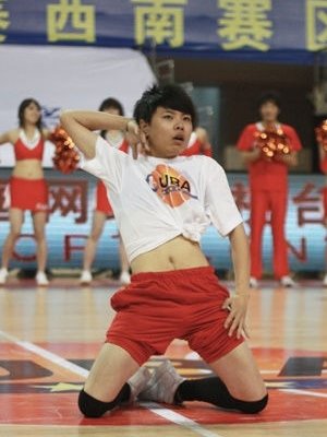 CUBA赛场惊现丝袜男 一夜蹿红夏姐很开心