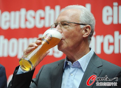 图文:贝肯鲍尔出席某活动 足球皇帝畅饮啤酒