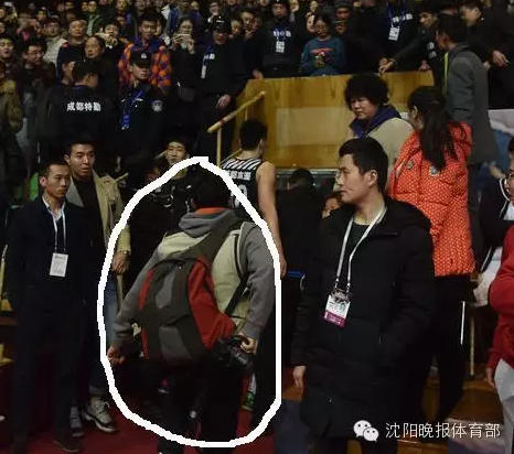 李晓旭退场遭马甲男偷袭 比赛监督都去哪了？