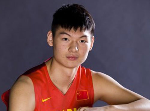 王哲林无缘U19国青 篮协:他直接去国家男篮