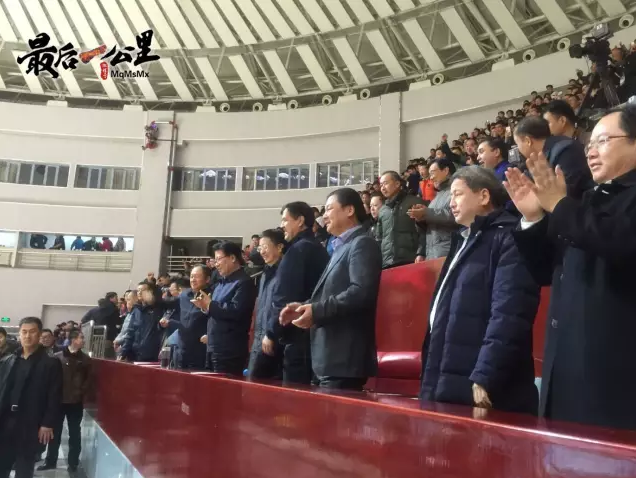 新疆自治区领导现场督阵 赛后与队员握手交流
