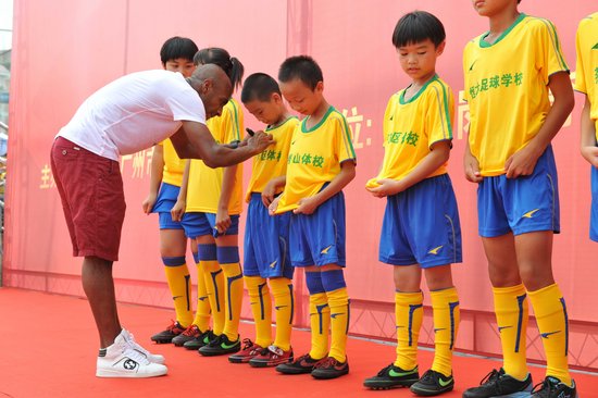 广州市青少年足球联赛 穆里奇为小球员送签名