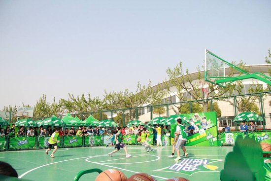 2013雪碧篮球赛上海赛区开赛 李秋平现场助阵