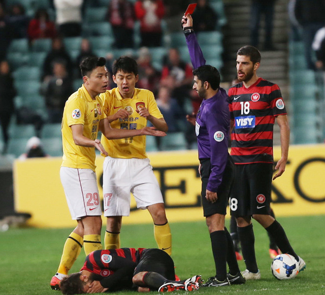 主裁与中国的恩怨:曾罚下张琳芃郜林杨旭里皮