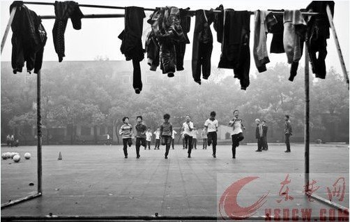 留守娃成校园足球小球星 放弃游戏回学校踢球