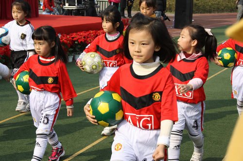 成都女子足球特色项目启动 马明宇魏群助阵