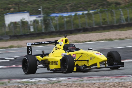 吴若鹏驾驶稳健基本无事故 提高技艺拜师崔岳