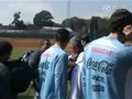 视频：神秘人探访乌拉圭训练场 送热情拥抱