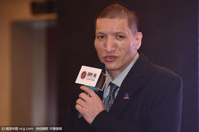 专访大巴夫妇：用篮球展示新疆 为男篮造人才