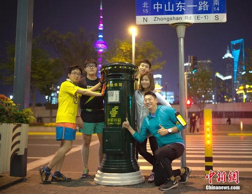 鹿晗合影邮筒成上海外滩新景点 粉丝排队合影