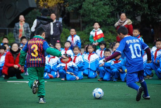 杭州学军小学校园足球赛 三年级学生踊跃参加