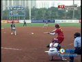 视频：垒球预赛 中国上垒触击日本坐等球出界