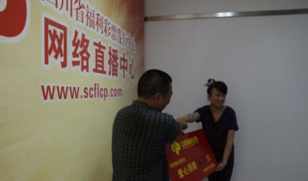 不化装不蒙面 四川达州男子直面媒体领753万