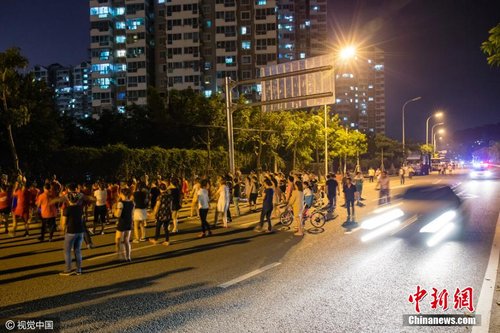 福州大妈占道跳广场舞 机动车慢行避让(组图)