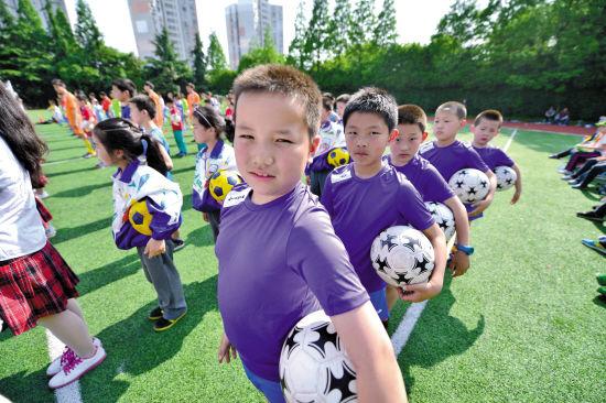 校园足球小学生抽签准吗,小学校园足球比赛规则