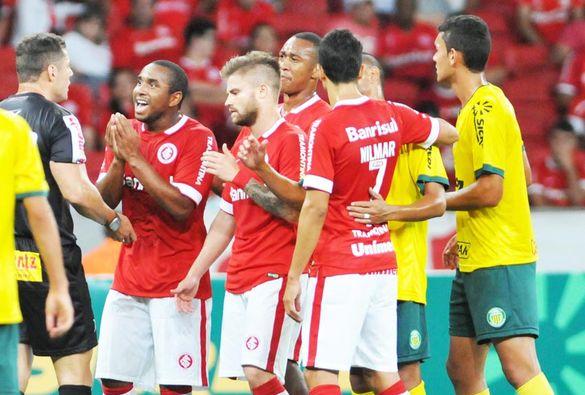 奇葩!内讧!球员冲自家球迷竖中指 红牌罚下