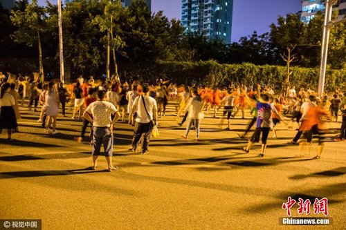 福州大妈占道跳广场舞 机动车慢行避让(组图)