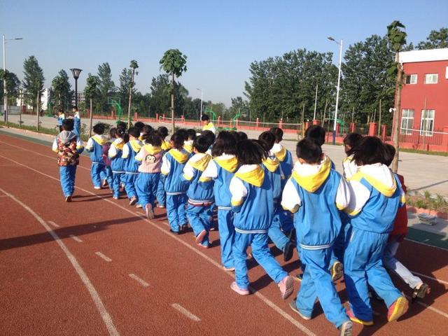 初二女生凌晨跑操倒地身亡 学校:作息时间合理_体育_腾讯网