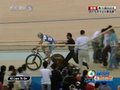 视频：男子自行车积分赛决赛 韩选手意外摔倒