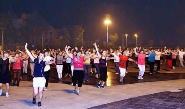 广场舞大妈与轮滑青年争场地 怒扇青年耳光