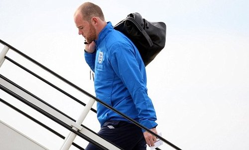 鲁尼随英格兰出征 丑闻主角登机面无表情(图)