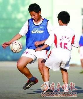 济南交校路小足球氛围浓 球员塑胶场上练足球